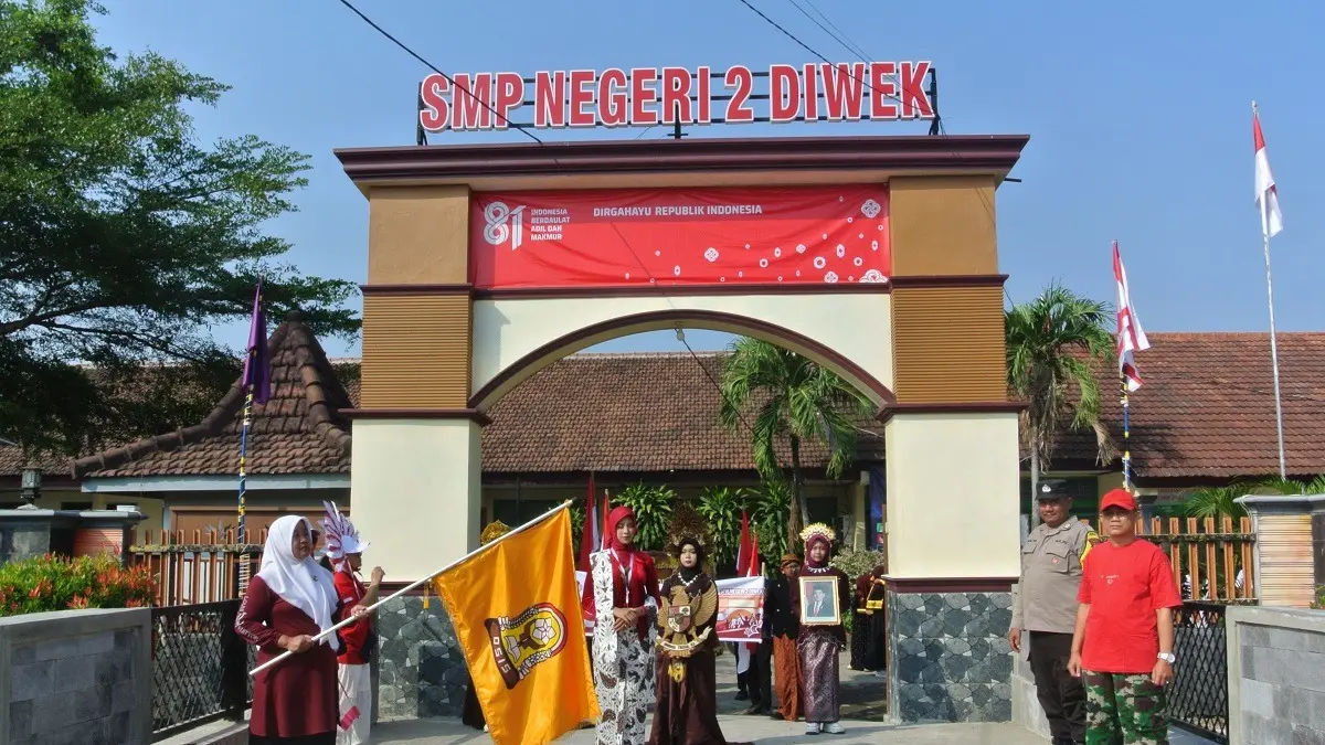 MERIAH: Kepala SMPN 2 Diwek, Yeni Rahmawati SPd, didampingi perwakilan Koramil 0814/02 Diwek dan Polsek Diwek saat memberangkatkan pawai, Senin (24/8) pagi.