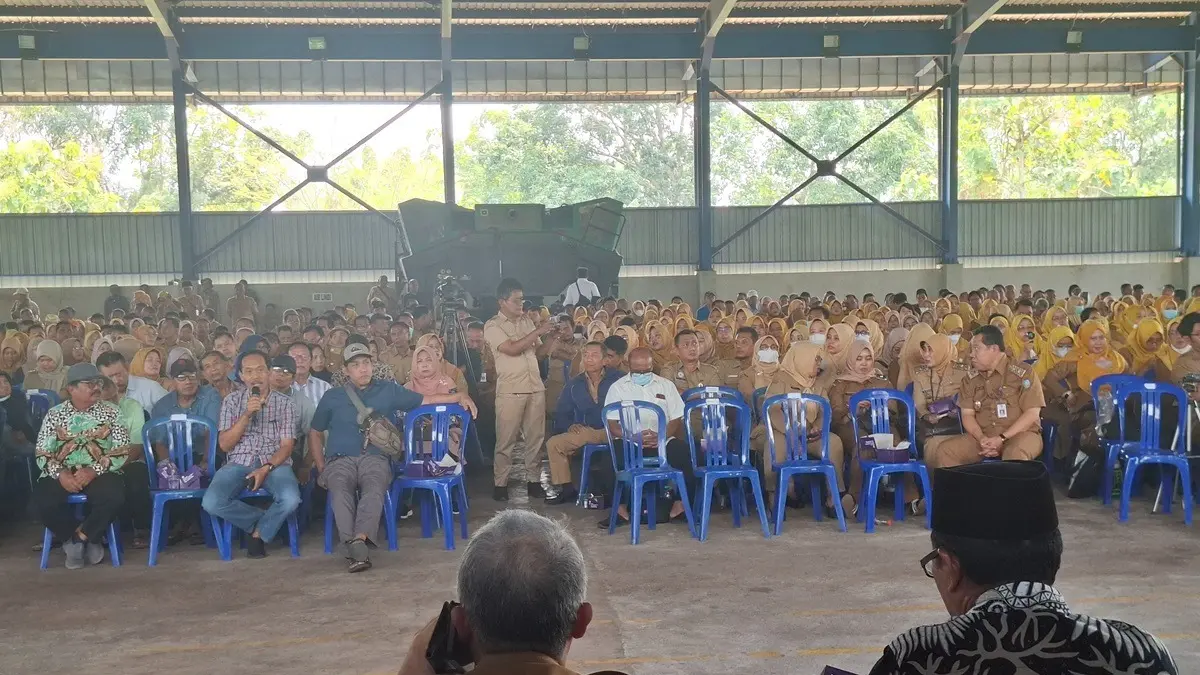PANAS: Suasana RALB KPRI Sejahtera di kompleks TPA Banjardowo, Jombang berlangsung memanas, Selasa (1/9)). 

