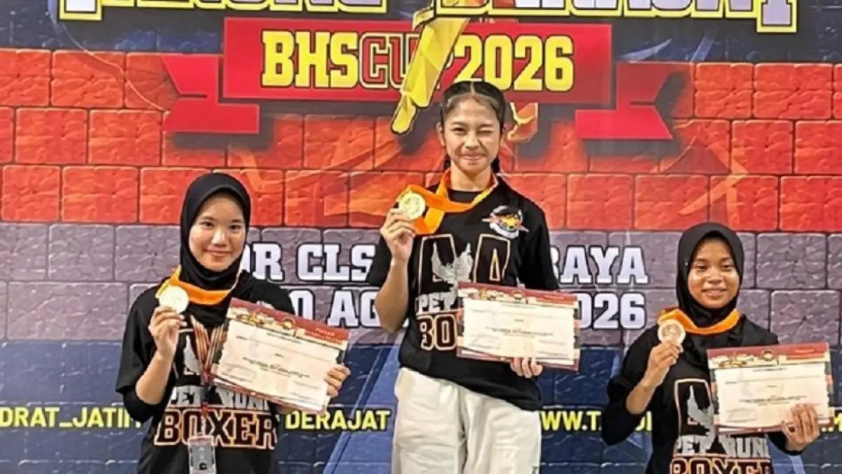 TANGGUH: Petarung Jombang, Ermifta Atma Hafsari (podium 1), meraih medali emas Kejurnas Pelajar Tarung Derajat BHS Cup 2026 di GOR CLS Surabaya, (28–30/8).