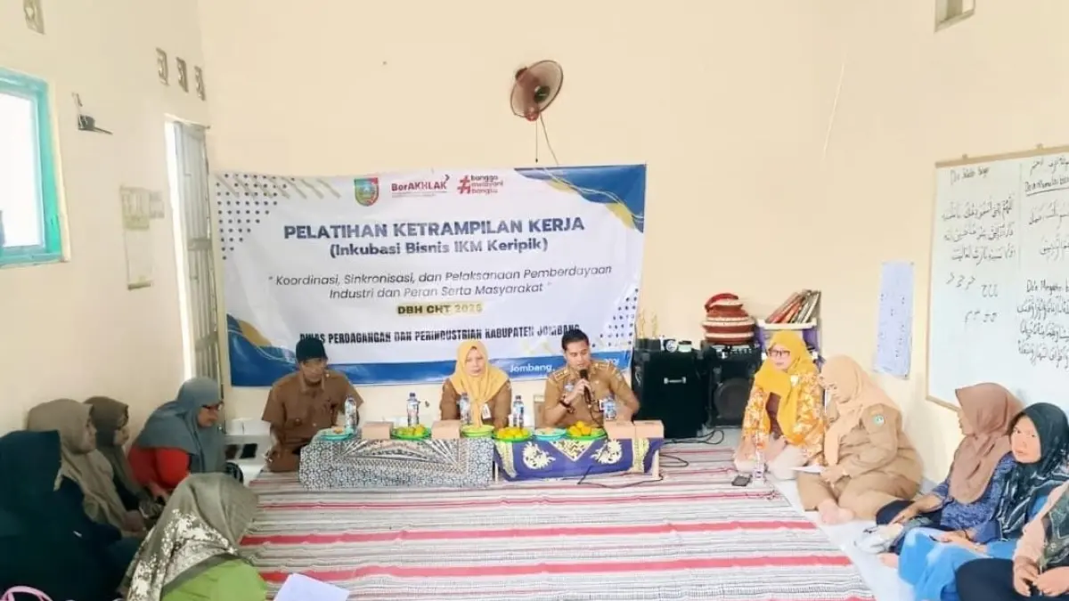 BEKAL KETERAMPILAN: Kepala Desa Daditunggal Suliono mendampingi Camat Ploso Faizal Ariawan dan perwakilan Disdagrin Jombang saat kegiatan pelatihan keterampilan kerja bagi warga Desa Daditunggal, Senin (10/8).