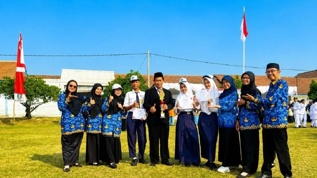 BERPRESTASI: SMPN 1 Jogoroto menerima piala dan piagam lomba gerak jalan tingkat kecamatan setelah upacara HUT ke-81 RI di lapangan Jogoroto, Senin (17/8).