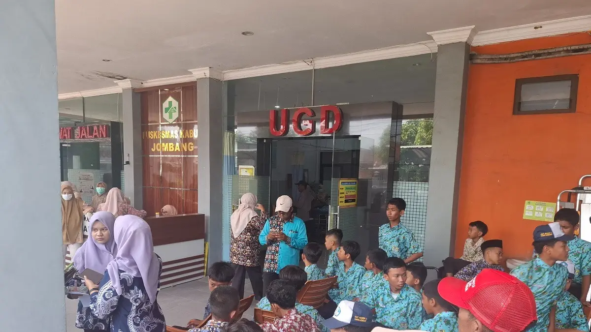 DIRAWAT: Sejumlah siswa masih menjalani perawatan di Puskesmas Kabuh hingga Kamis (3/9) siang