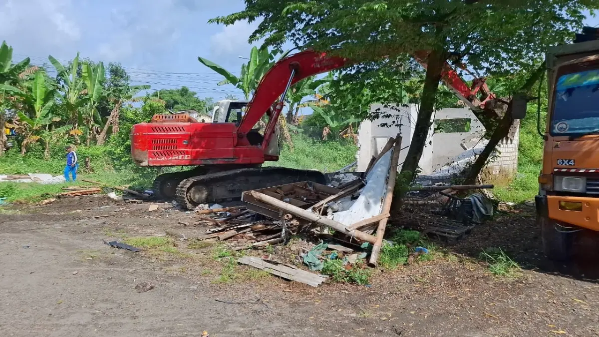 DIROBOHKAN: Alat berat menghancurkan bangunan di atas aset Pemkab di Desa Karangpakis, Kecamatan Kabuh yang akan dibangun RTH Kabuh, (27/8).