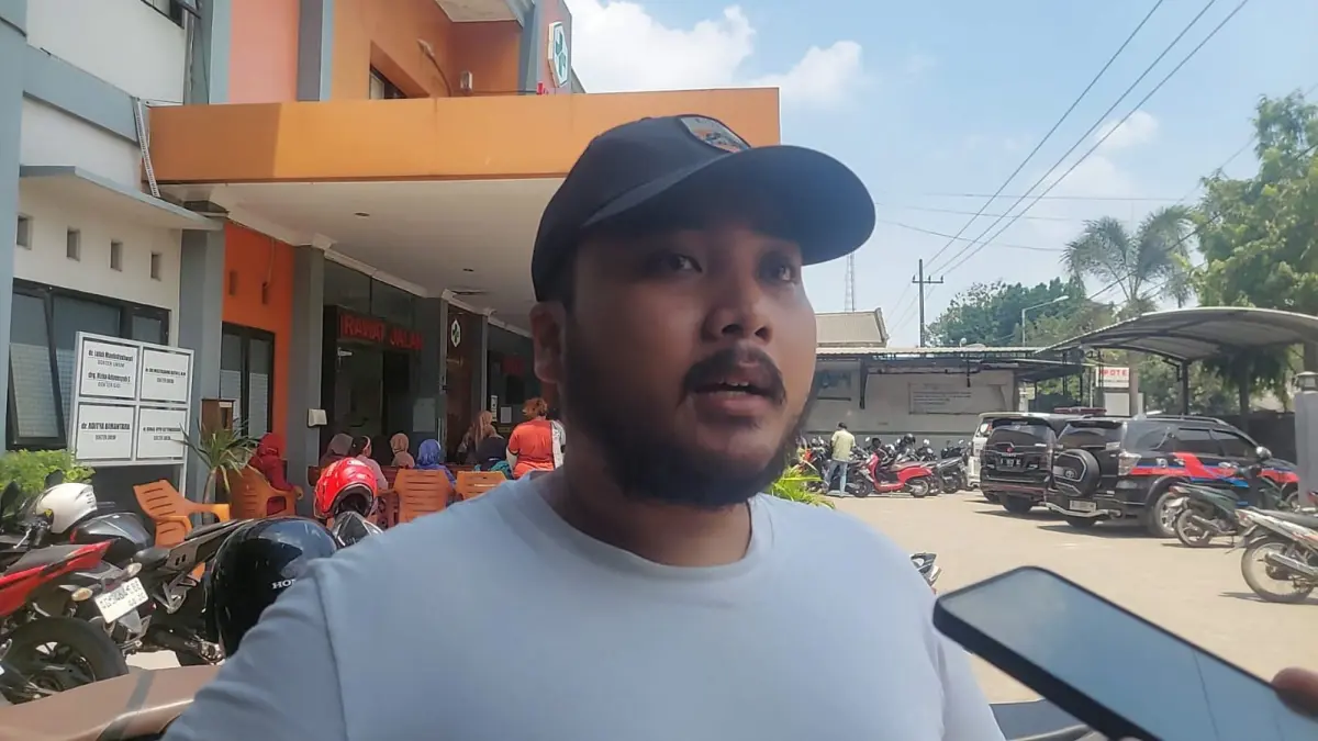 Kepala SPPG Mangunan Cakra Riski Fortuna memberikan penjelasan kepada wartawan, Kamis (3/9).
