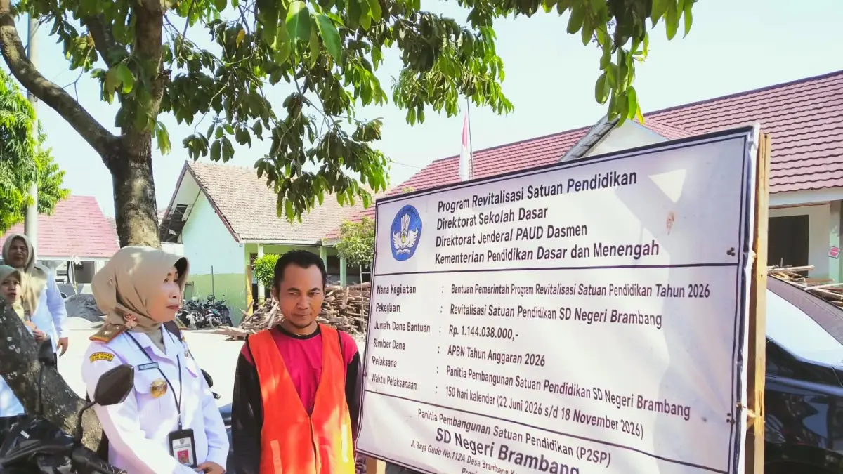 MASIH BERJALAN: Proses pengerjaan revitalisasi di SDN Sukoiber 1 Kecamatan Gudo, (30/7).