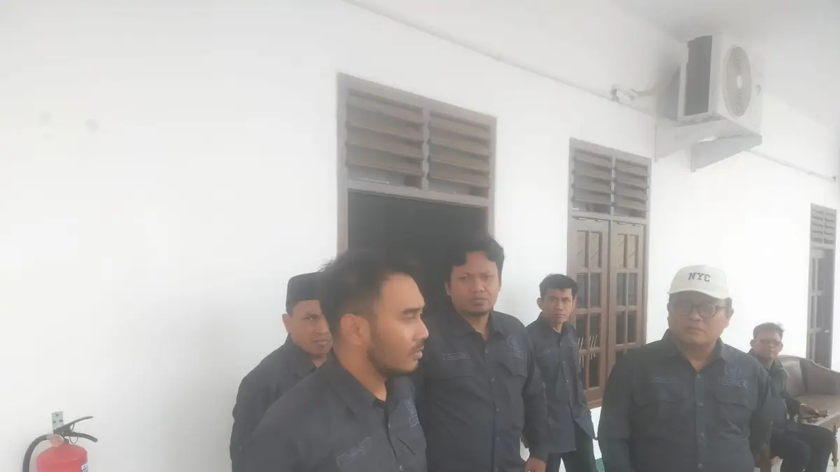 MERAKYAT: Komisi B DPRD Jombang memantau pelayanan di PD Aneka Usaha Seger, Kamis (3/9).
