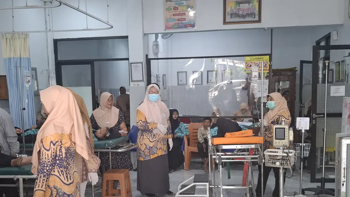 Puluhan siswa SMPN Kabuh Jombanh dilarikan ke Puskesmas usai keracunan diduga MBG.