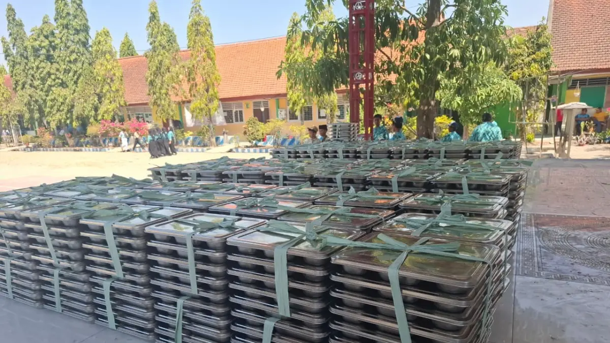 Ratusan ompreng berisi makanan bergizi gratis (MBG) menumpuk di halaman SMPN 1 Kabuh, Jombang, Kamis (3/9) siang.