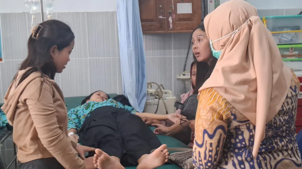 Salah satu siswa SMPN 1 Kabuh yang masih menjalani perawatan di Puskesmas Kabuh akibat dugaan keracunan MBG
