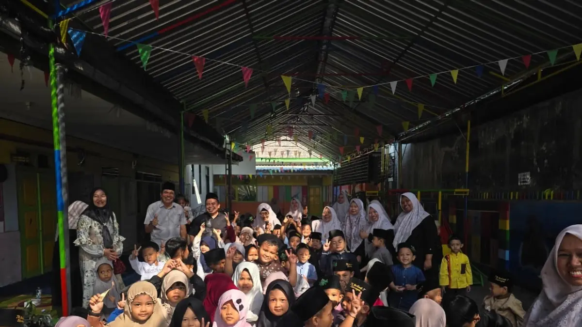 TELADAN: Wakil Ketua 3 DPRD Jombang, HM Syarif Hidayatullah ST MMT (Gus Sentot), mengunjungi KB TK Muslimat 7 Peterongan, Kamis (3/9).