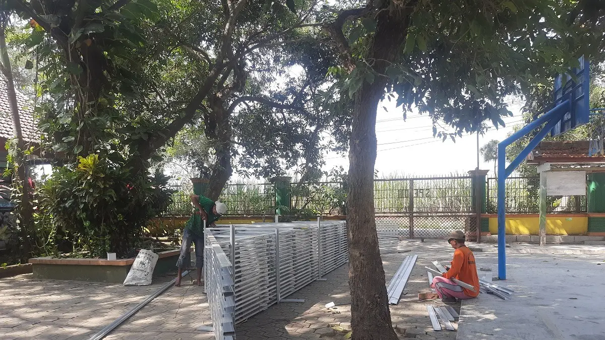 DIKEBUT: Rehab di SMPN 2 Sumobito, satu-satunya SMP yang belum rampung, (2/8).