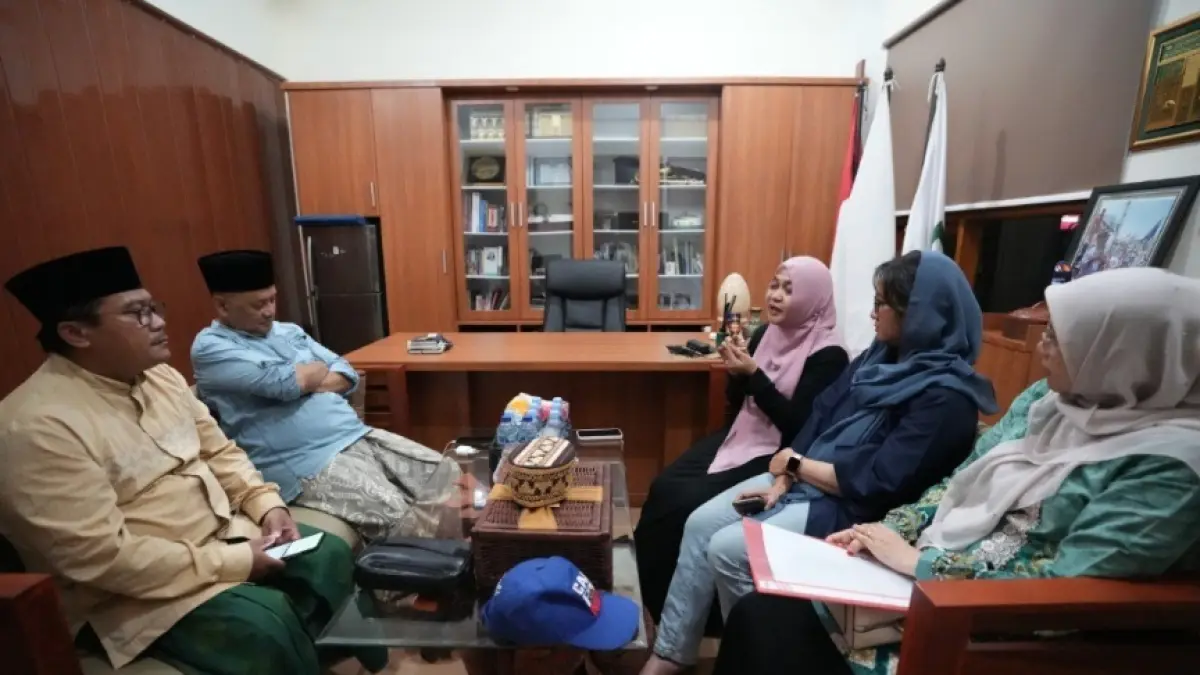 GALI INFORMASI: Kepala Kantor Kemenhaj Kabupaten Jombang Ilham Rohim mendampingi Menteri Haji dan Umrah Mochamad Irfan Yusuf saat menemui calon jemaah, Sabtu (30/8) lalu. 