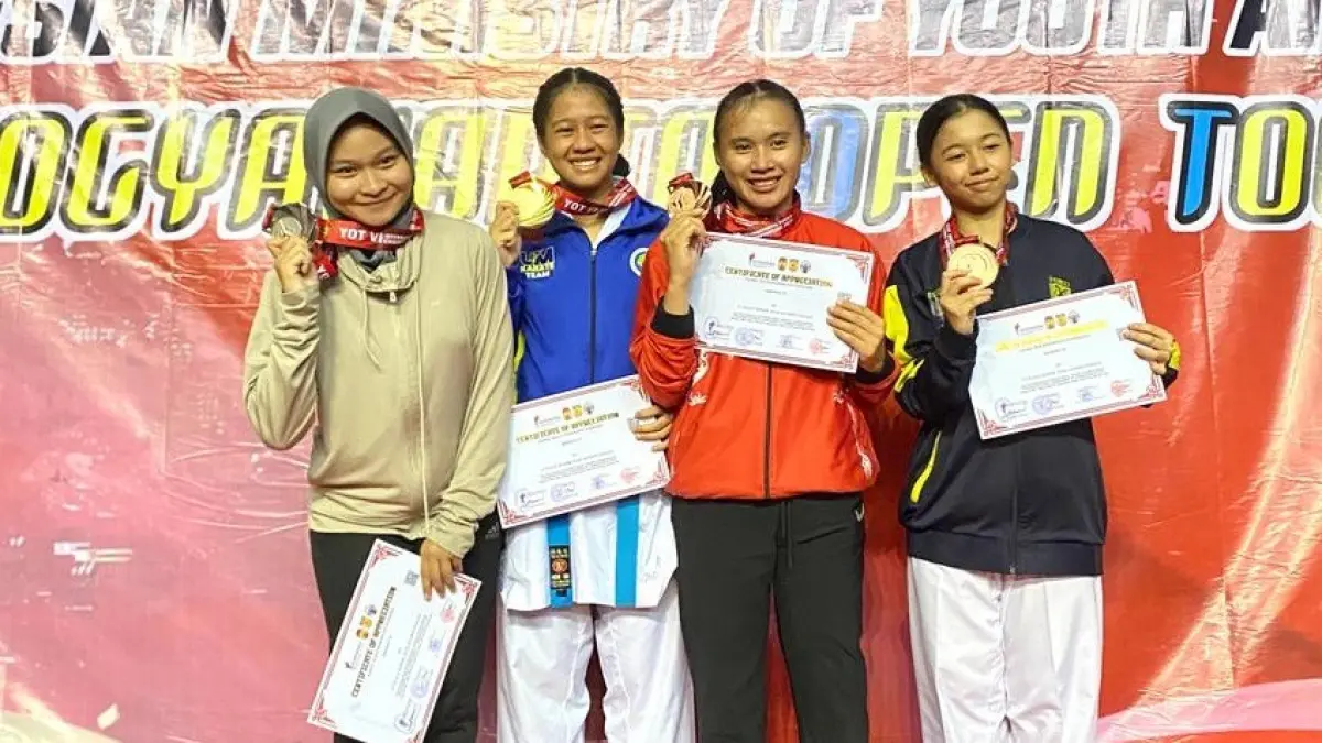 MEMBANGGAKAN: Shalsabila Erika Kanasawa (merah) peraih medali emas pada nomor kumite -55 kg senior putri di Yogyakarta, (28-30/8).