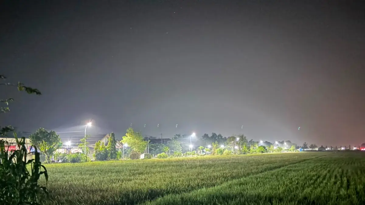 MENYALA: Ruas jalan di Desa Kudubanjar, Kecamatan Kudu terpasang PJU melalui skema PIK, (24/7).