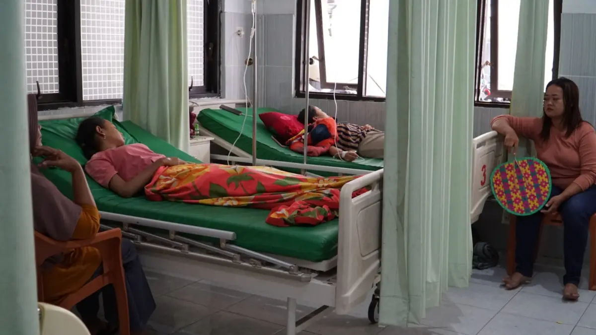 Tiga anak korban dugaan keracunan MBG di SMPN 1 Kabuh masih tergolek di ruang rawat inap Puskesmas Kabuh, Jumat (4/9) siang.