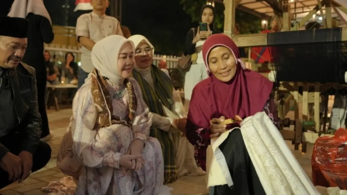 Ketua Dekranasda Kabupaten Jombang, Yuliati Nugrahani Warsubi, mengenakan batik khas Jombang di panggung Batik In Motion 2026 di Kota Probolinggo, Jumat (4/9).