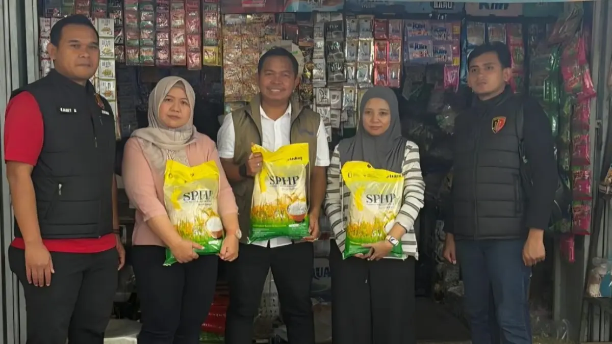 Pimpinan Cabang Bulog Mojokerto, Muhammad Husin (tengah), bersama Disdagrin dan Satgas Pangan Polres Jombang melakukan pengecekan ke Pasar Pon, kemarin.