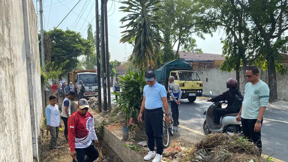 TELADAN: Sekdakab Jombang, Agus Purnomo, memimpin kerja bakti bersama lintas organisasi perangkat daerah (OPD) di Jalan Gatot Subroto, Jumat (4/9) pagi.

