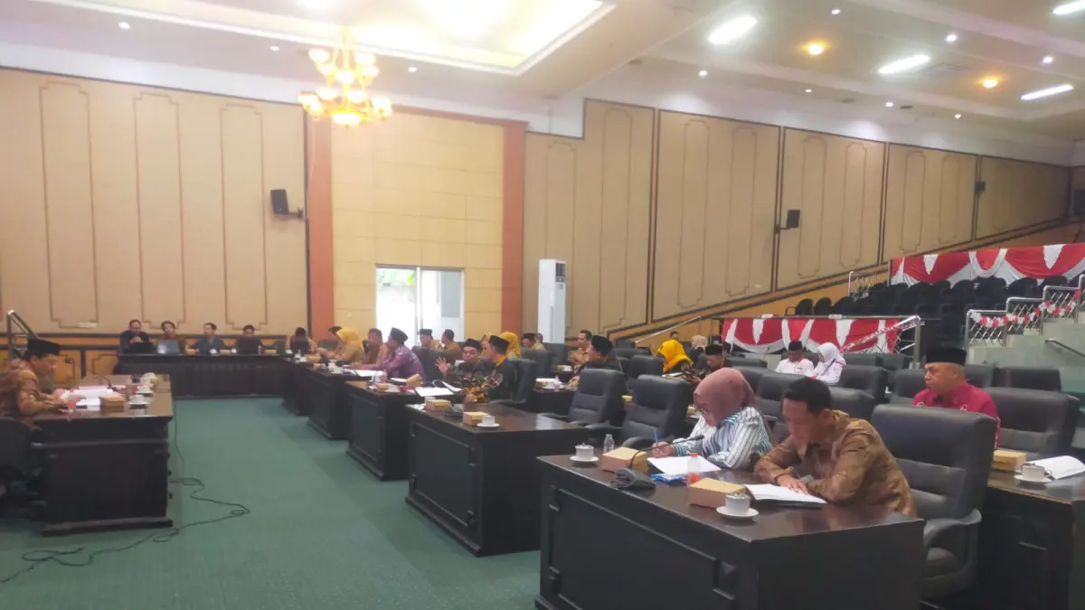 DIKEBUT: Bapemperda mengundang pihak eksternal terkait Raperda Desa, Senin (7/9).
