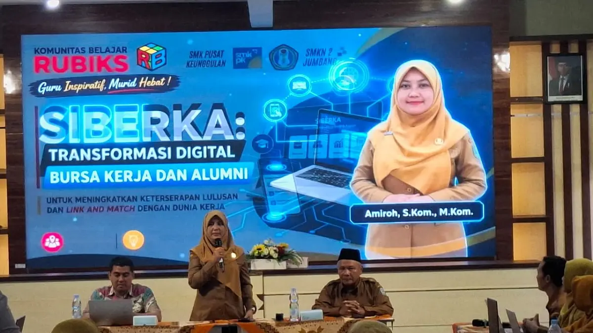 FOTO: Kepala SMKN 2 Jombang Amiroh meluncurkan inovasi baru Sistem Informasi Bursa Kerja dan Alumni (SiBerka), Senin (7/9).