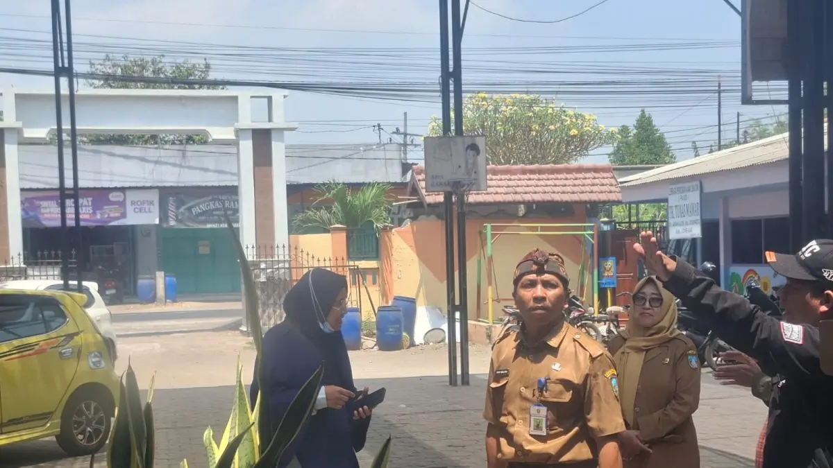 PERIKSA: Kepala Seksi Kelembagaan dan Sarana Prasarana Bidang Pembinaan SD Disdikbud Jombang, Ahmad Jalaluddin bersama konsultan dan pemborong melakukan pengecekan ke SDN Jarak 1.