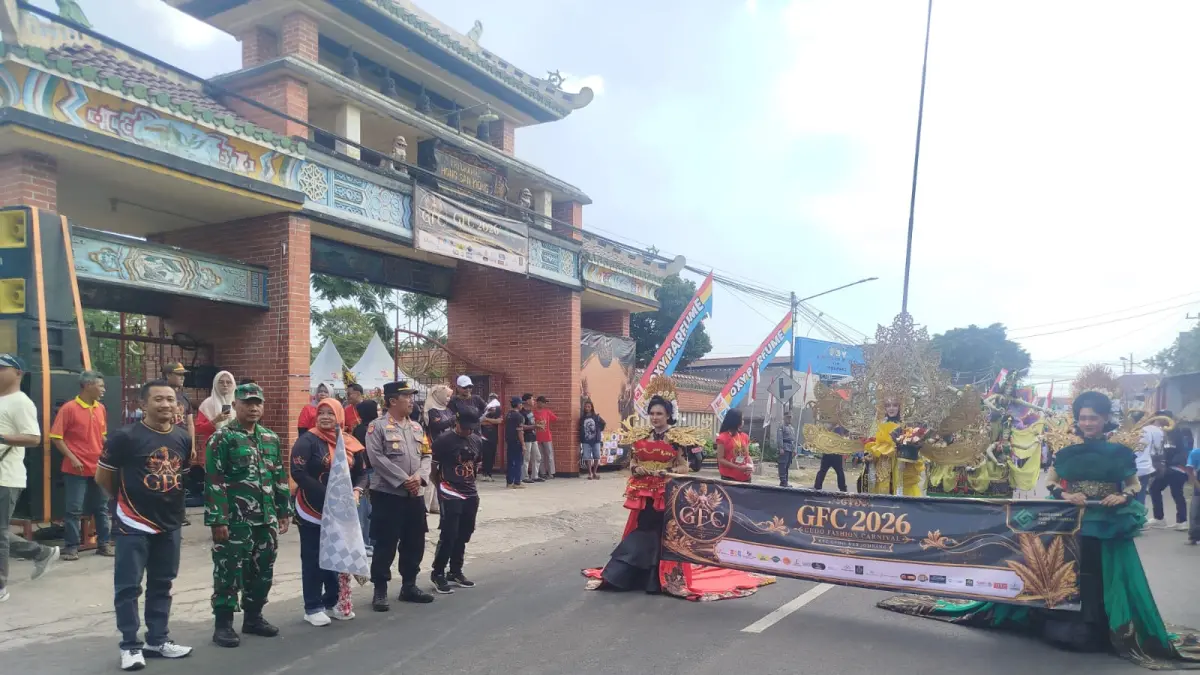 MERIAH: Jajaran Forkopimcam Gudo memberangkatkan Gudo Fashion Carnival, Sabtu (7/9) siang.
