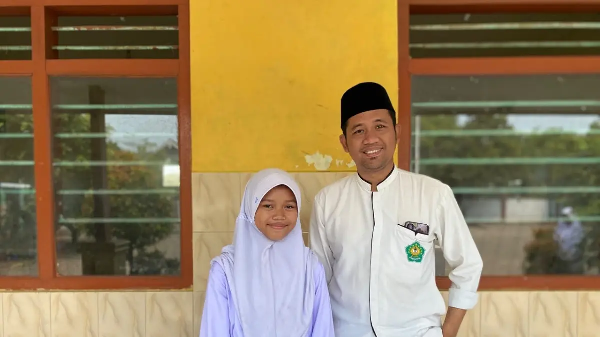 Naura Nathania Azzahra bersama Kepala Madrasah, Nur Abdul Ghoni Makruf Syaifulloh