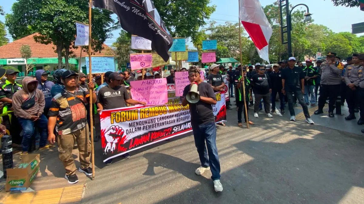 SAMPAIKAN TUNTUTAN:&nbsp;Puluhan massa menggelar aksi demo di depan Kantor Pemkab Jombang, Selasa (8/9) pagi.