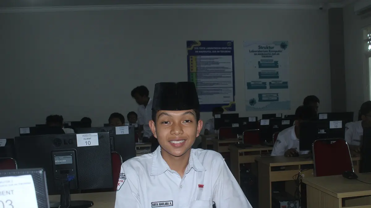 Surya Maulana Abdullah, Kelas 11 I MA Madrasatul Quran Tebuireng