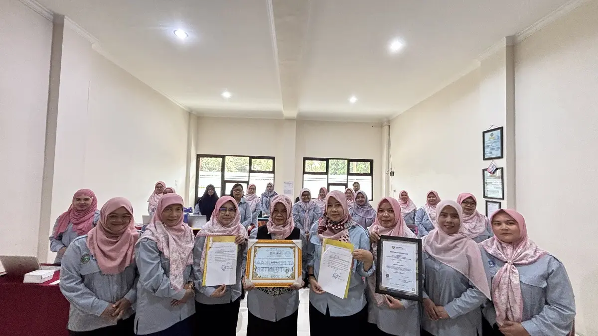 UNGGULAN: Ketua STIKES Pemkab Jombang, Dr Ririn Probowati SKp MKes bersama jajaran pimpinan membawa piagam akreditas unggul, kemarin. 