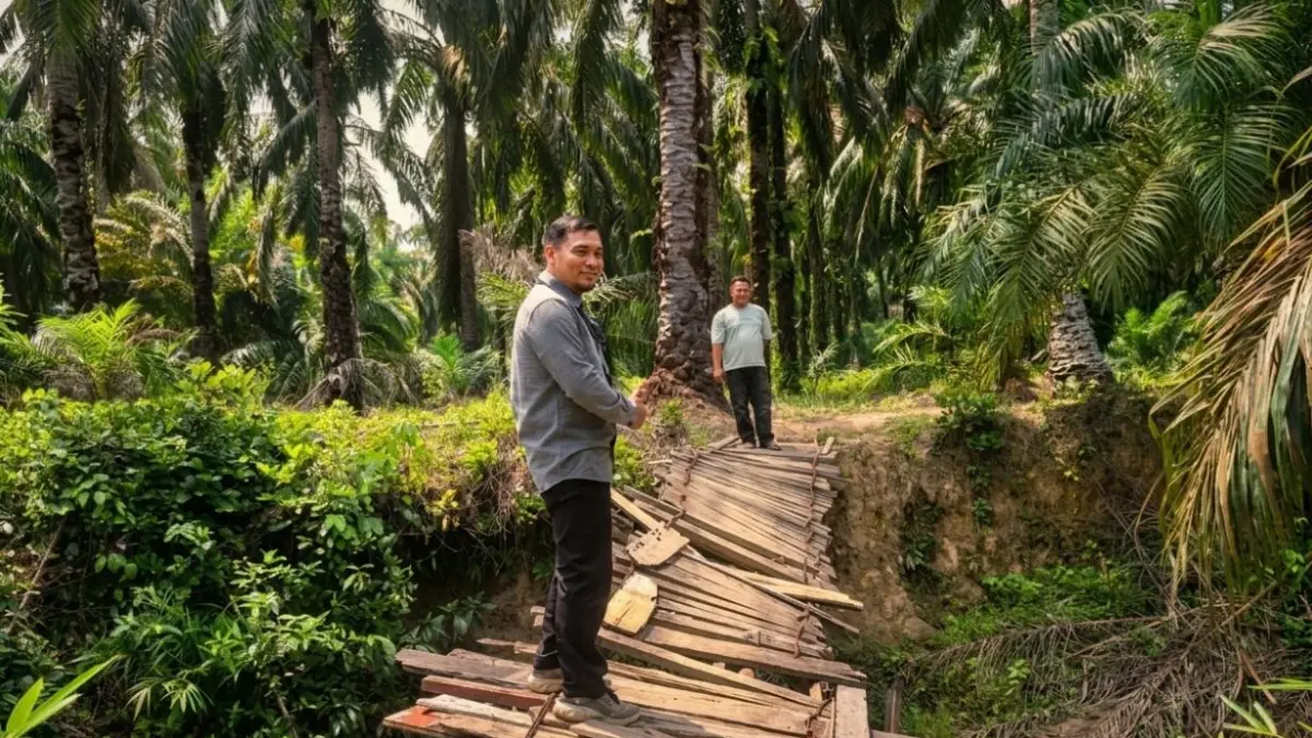  Jalan berlumpur dan minim sinyal tak menyurutkan langkah M A Hasibuan menemui nasabahnya