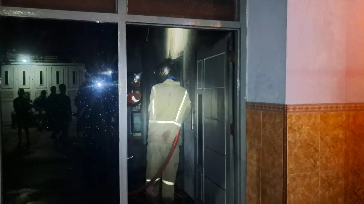 Rumah seorang warga Dusun/Desa Banyuarang, Kecamatan Ngoro, terbakar Selasa (8/9) dini hari. 