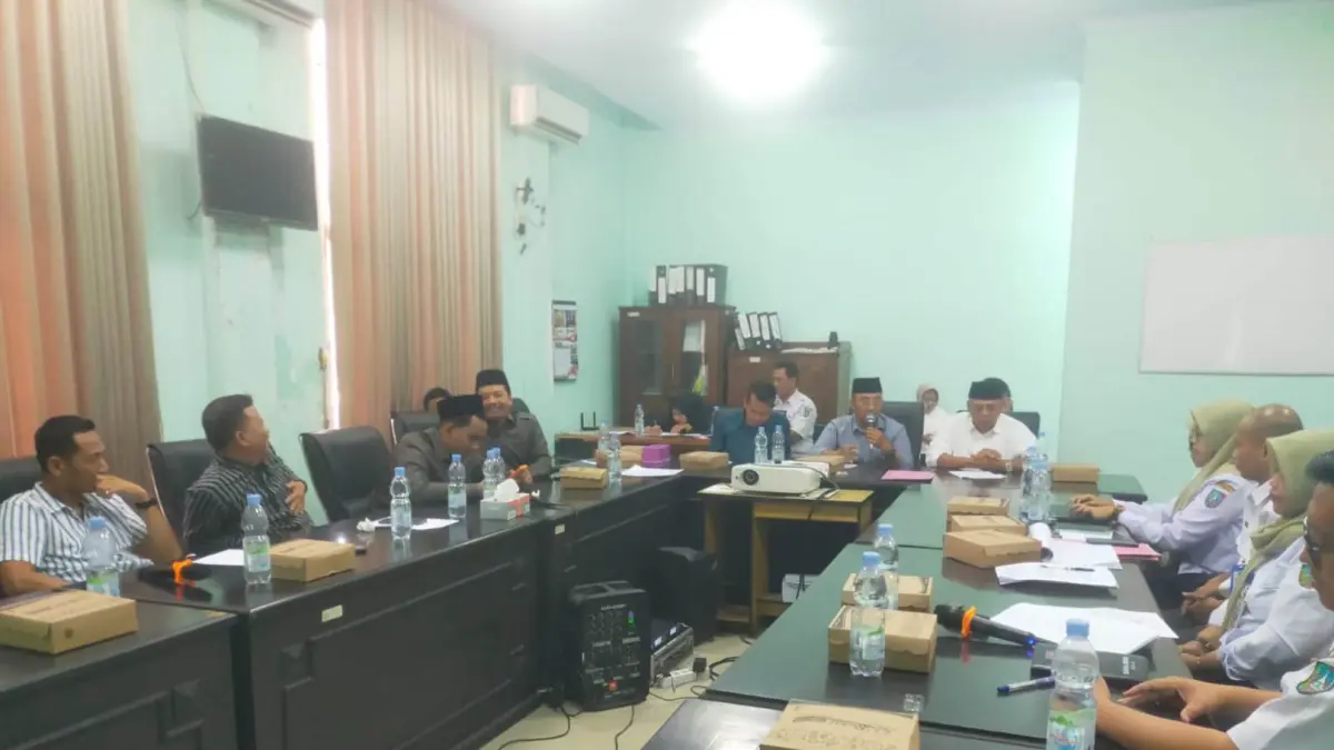 SERIUS: Komisi A DPRD saat membahas pemberhentian Sekdes Bakalan, Kecamatan Sumobito, Rabu (9/9).