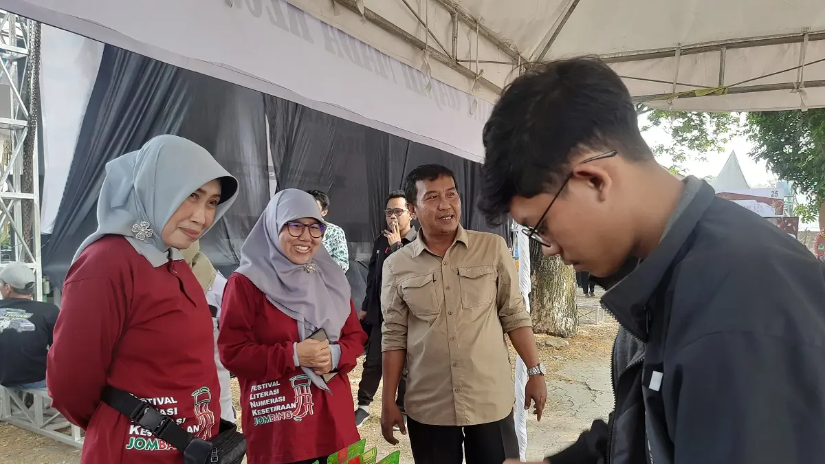 SETARA: Kepala Disdikbud Kabupaten Jombang, Wor Windari, interaksi bersama siswa pendidikan kesetaraan di halaman Disdikbud, Rabu (9/9).