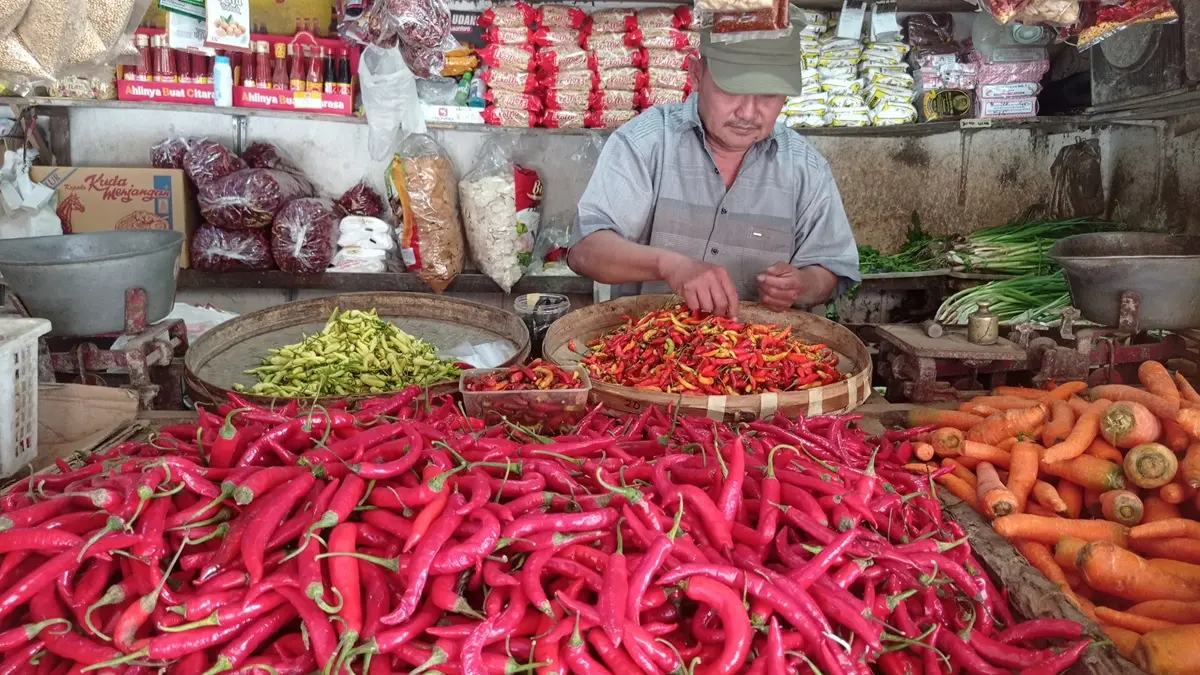 DIPILAH: Pedagang sayur di Pasar Pon, Jombang memilah cabai yang dijual.