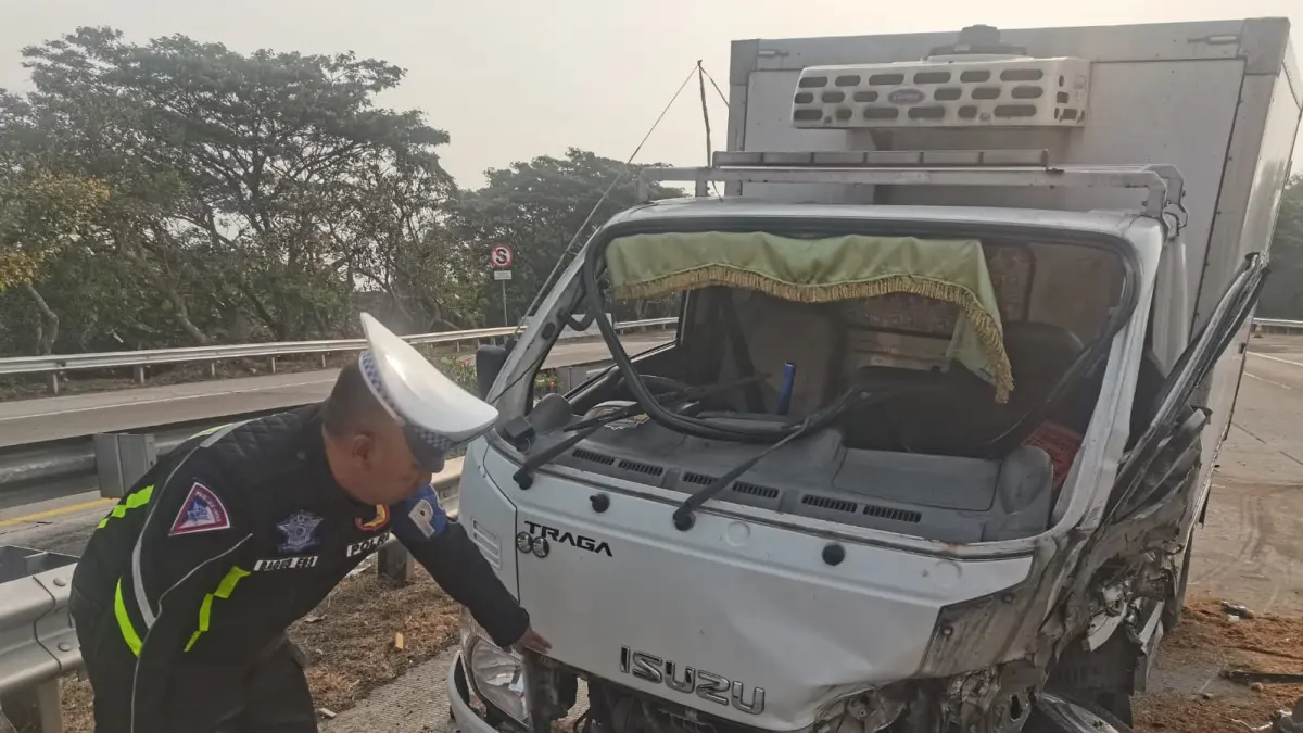 Kondisi pikap box yang ringsek usai menabrak guardrail tol dan terguling di Tol Jombang Mojokerto