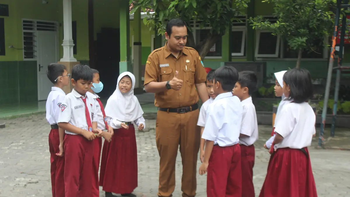 DIPERPANJANG: Muhammad Nashir, salah satu PPPK Paruh Waktu di SDN Jombatan 3 saat menjalani pembelajaran di luar kelas, PK M Nashir diusulkan untuk diperpanjang.