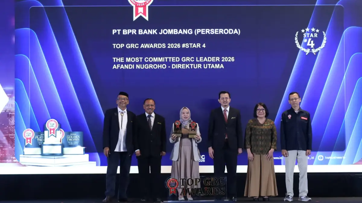 Direktur Kepatuhan Bank Jombang, Suhariani SE (tengah), menerima dua penghargaan ajang Top GRC Awards 2026 di Jakarta, Rabu (9/9).