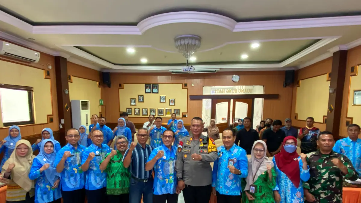 KOMPAK: Wakil Direktur Umum dan Keuangan RSUD Jombang, Anang Sumariono, bersama peserta konsultasi publik terkait AMDAL, Kamis (10/9).
