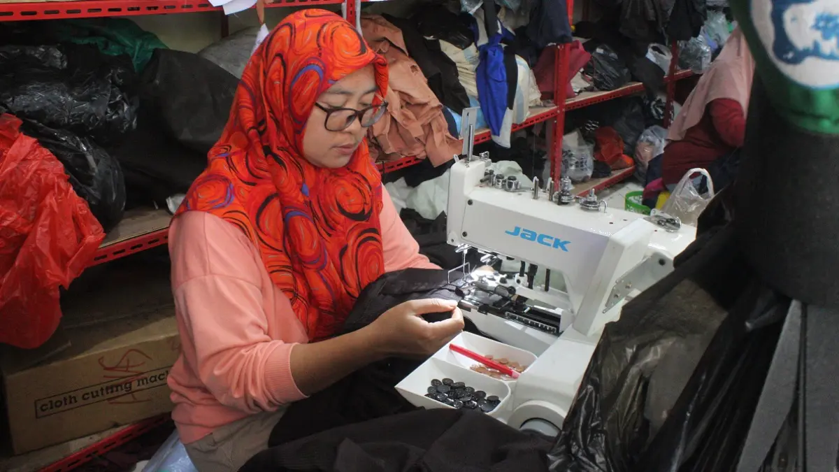 Koordinator penjahit di Desa Plosogeneng Kecamatan Jombang melakukan packing seragam yang sudah selesai dijahit, (3/9).