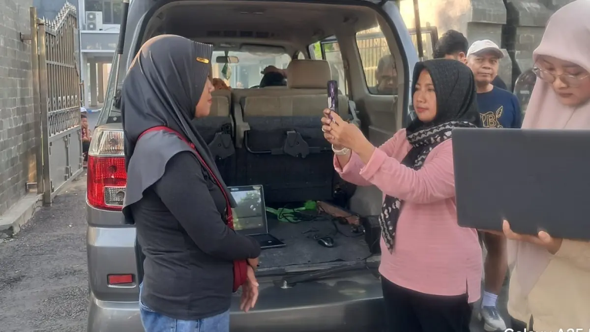 Petugas Dispendukcapil saat sosialisasi dan aktivasi IKD.