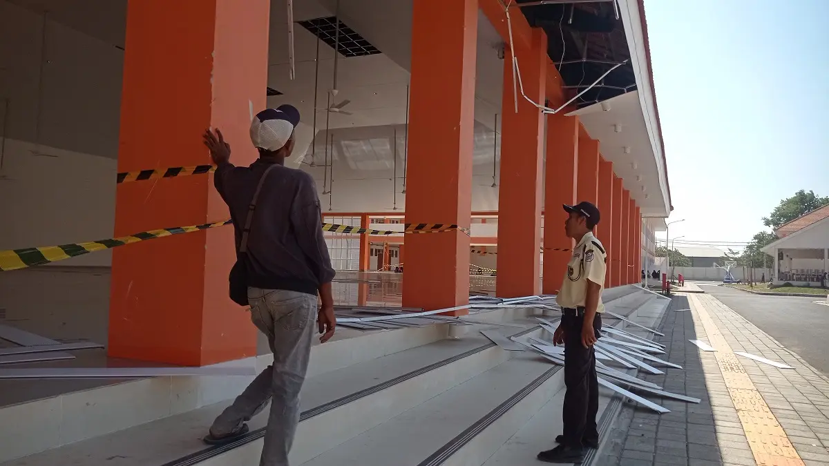 DIPASANG PITA: Kondisi plafon gedung serba guna Sekolah Rakyat Terintegrasi 1 Jombang, Desa Tunggorono, Kecamatan Jombang yang rontok.