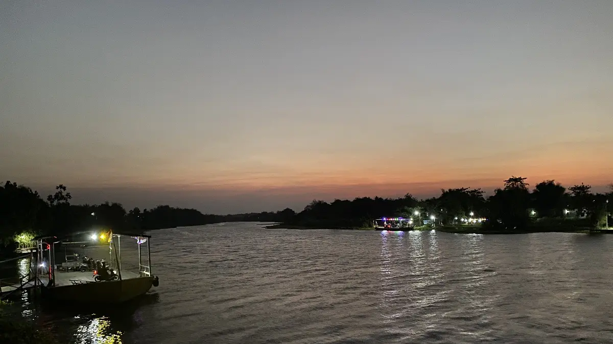 JADI WISATA: Sejumlah perahu tambang di Kecamatan Megaluh beroperasi 24 jam non-stop, Sabtu (12/9) petang.