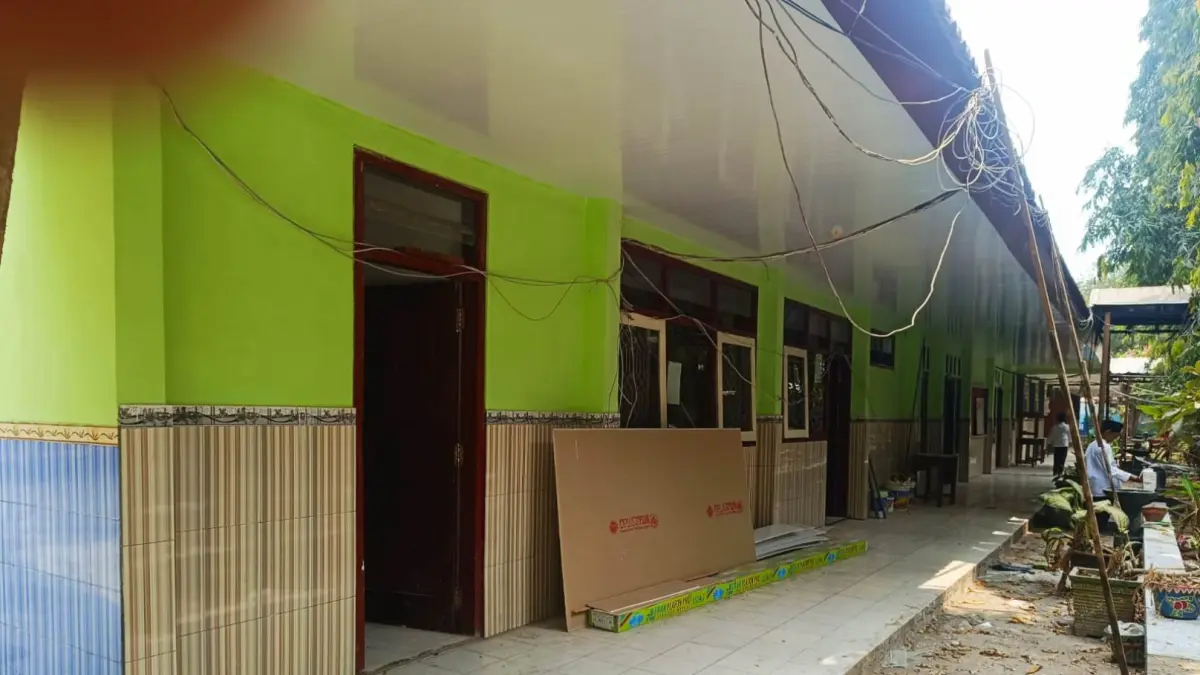 BELUM RAMPUNG: Rehab SMPN 2 Sumobito yang masih belum selesai 100 persen, Jumat (11/9).