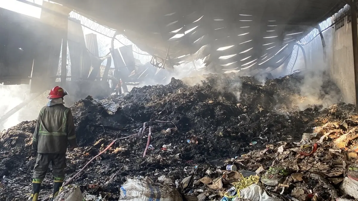 DIEVAKUASI: Petugas BPBD Jombang saat menangani kebakaran di gudang rosok Denanyar, Minggu (13/9) sore.