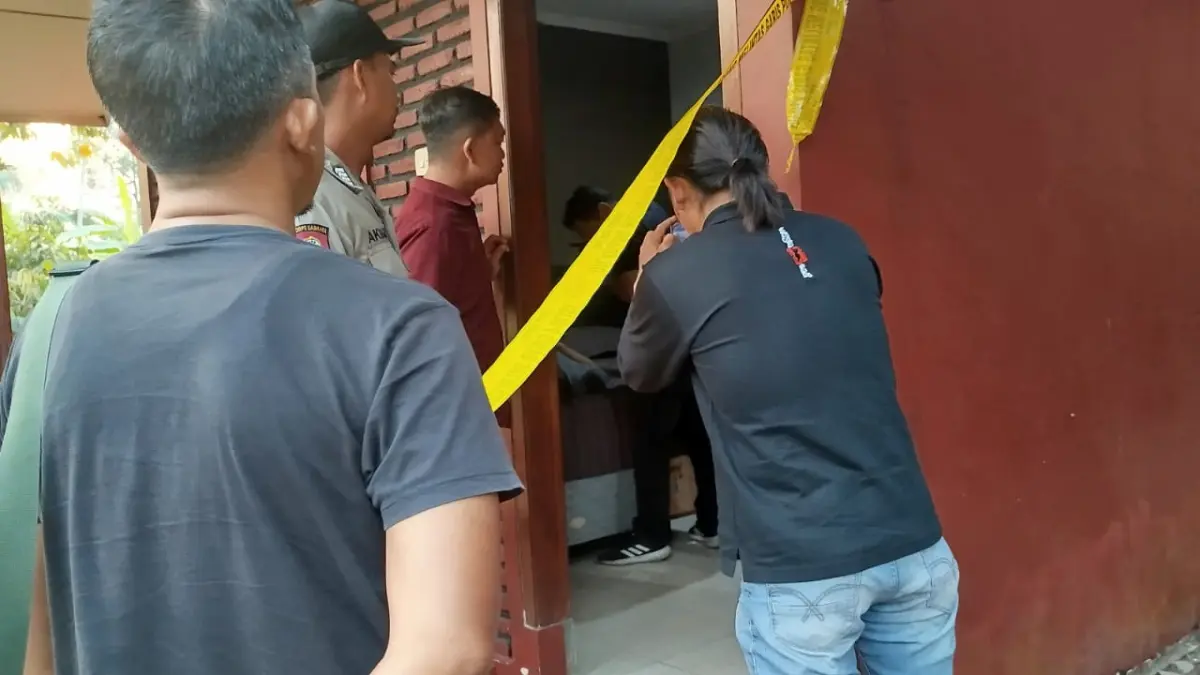 DITANGANI: Polsek Wonosalam melakukan olah TKP di sebuah vila di Kecamatan Wonosalam, Minggu (13/9).