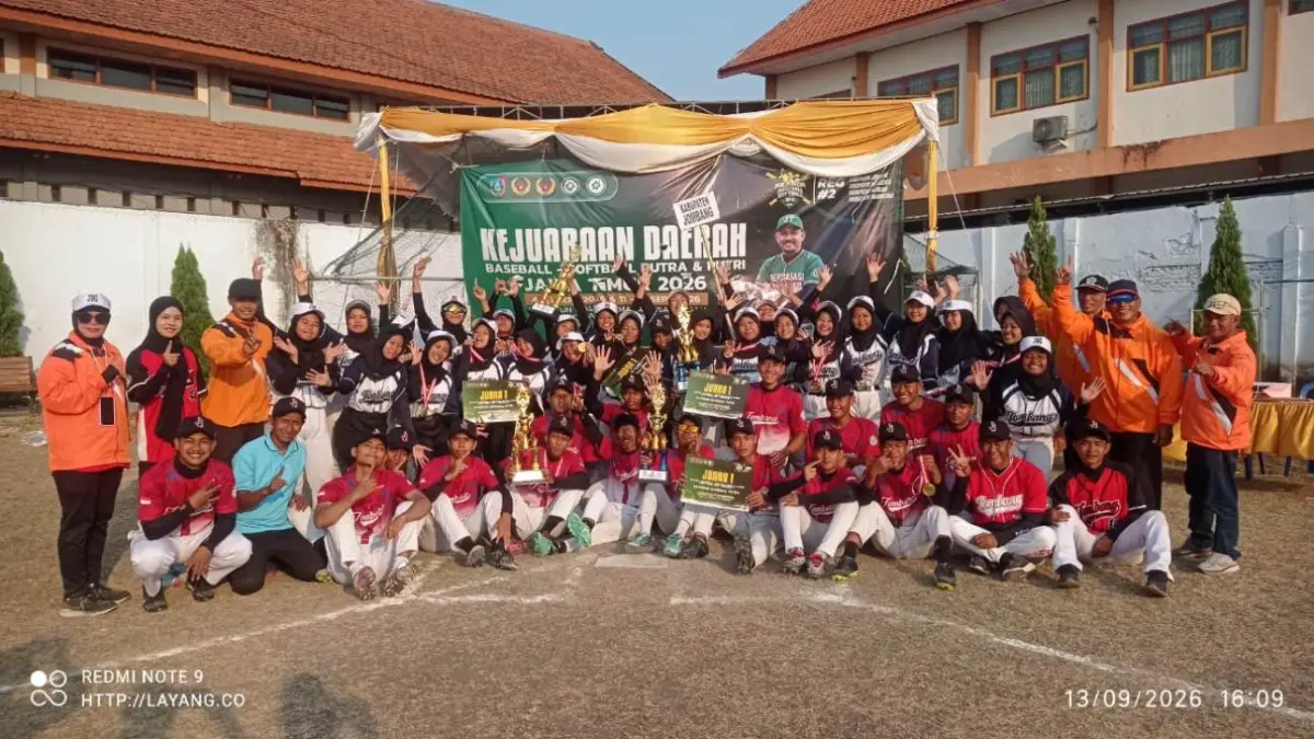 PRESTASI: Tim Softball-Baseball Kabupaten Jombang merayakan kemenangan dengan membawa piala juara kejurda di Lapangan Desa Miagan Kecamatan Mojoagung, Minggu (13/9).