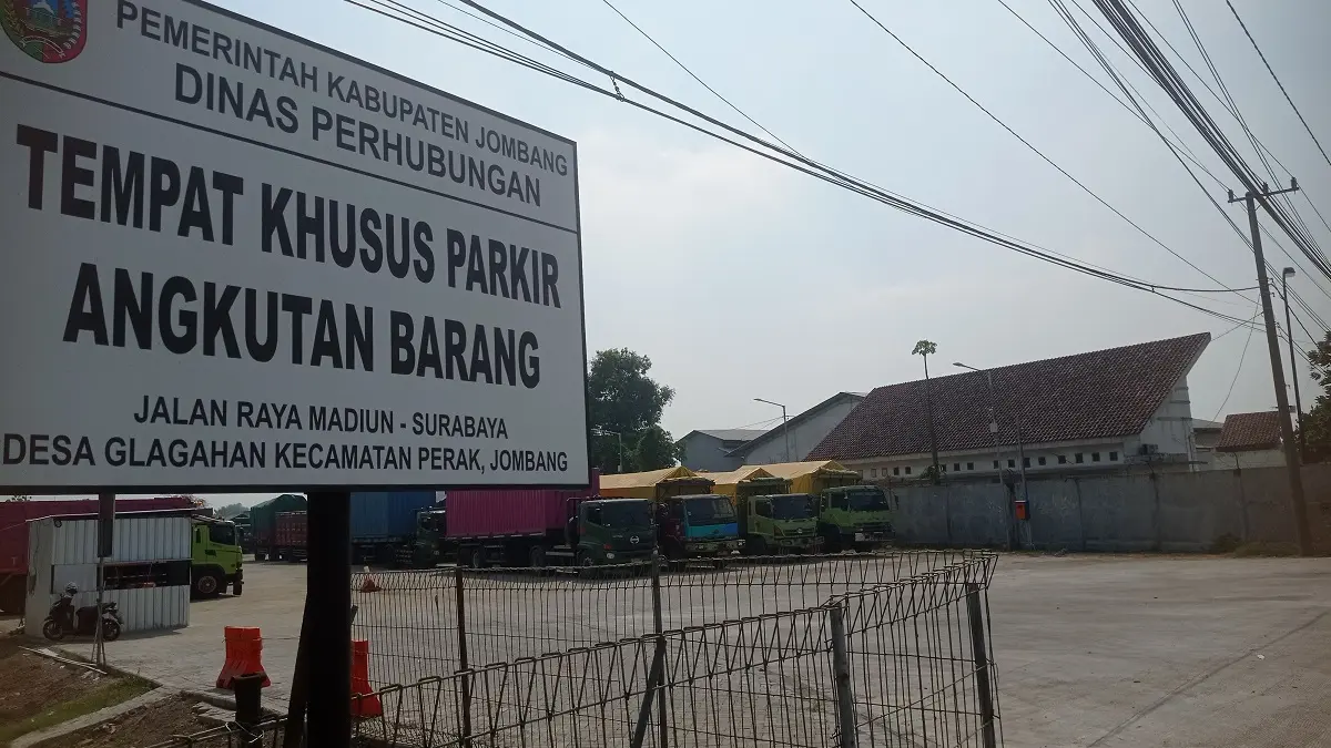 TARGET DISESUAIKAN: Kendaraan angkutan barang terparkir di Terminal Barang Desa Glagahan, Kecamatan Perak.