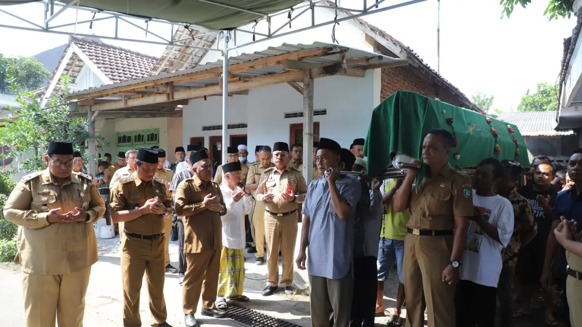 ANTAR KE PERISTIRAHATAN: Wabup Salmanudin Yazid bersama jajaran memberangkatkan, Camat Perak Supriyono yang meninggal dunia, Selasa (15/9) dini hari..