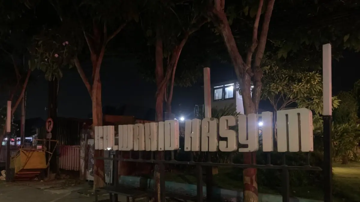 Belasan Lampu Taman Trotoar Wahid Hasyim Padam